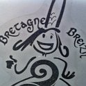 1. Bretaň - bretoňsky Breizh, francouzsky Bretagne.; postavička s triskelem, magickým keltským symbolem; na hlavě s bretonským kloboukem